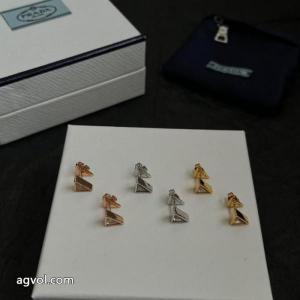 様々なシーンに対応できるアイテム 最新入荷 洗練された魅力が光るPRADA    アクセサリーブランド 偽物..