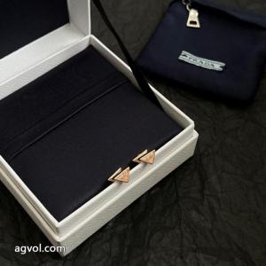 様々なシーンに対応できるアイテム 最新入荷 洗練された魅力が光るPRADA    アクセサリーブランド 偽物..