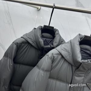 PRADAクリスマスコフレ2026 大好評アイテム 防寒力が高まる    ダウンジャケット偽 ブランド 購入..