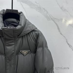 PRADAクリスマスコフレ2026 大好評アイテム 防寒力が高まる    ダウンジャケット偽 ブランド 購入..