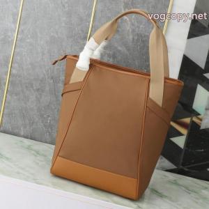 バッグブランド フェイク入手困難！  世の流行に左右されないデザイン 個性派さんPRADA.