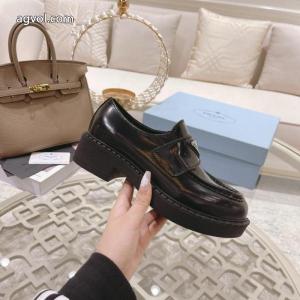 ブーツ偽 ブランド 輝く高級感満点 お買い得品  話題となったPRADA..