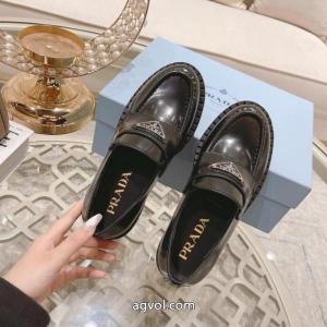 ブーツ偽 ブランド 輝く高級感満点 お買い得品  話題となったPRADA..