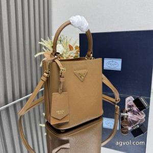 ブランド レプリカ圧倒的な高級感 高級素材を採用 ヒットする春夏コレクションプラダ    ..