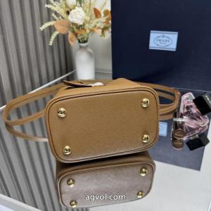 ブランド レプリカ圧倒的な高級感 高級素材を採用 ヒットする春夏コレクションプラダ    ..