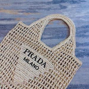 PRADAトップスからチラ見える安心 今人気の上品 手触りがいいコピー ブランド 通販 安心バッグ.