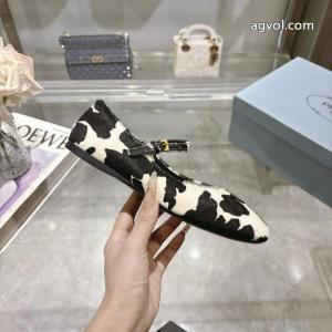 PRADAスニーカー注目する憧れブランドの新作 当店大人気 セレブも愛用偽物 ブランド 激安..