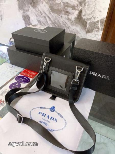 PRADA定番のナイロン素材プラダ横版携帯バッグ 2