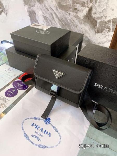 PRADA定番のナイロン素材プラダ横版携帯バッグ 5