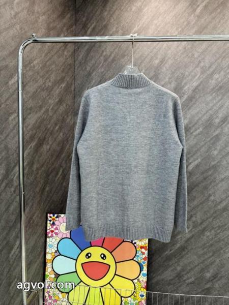 PRADAプラダアルファベットロゴ刺繍ニットコート 1