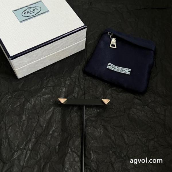 様々なシーンに対応できるアイテム 最新入荷 洗練された魅力が光るPRADA アクセサリーブランド 偽物.. 1