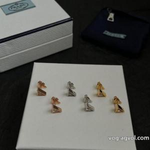 様々なシーンに対応できるアイテム 最新入荷 洗練された魅力が光るPRADA    アクセサリーブランド 偽物..