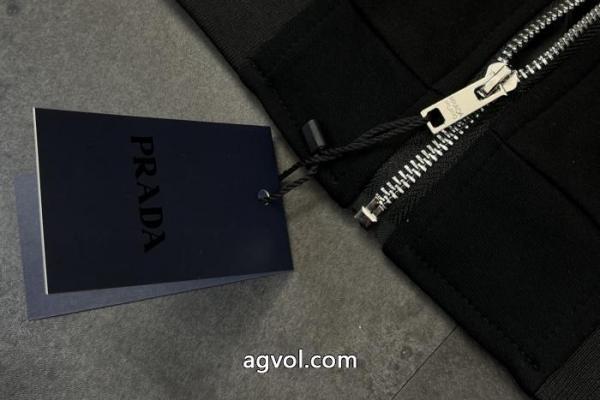 コートVIP価格人気 高級感の漂う逸品 トレンドファッション偽物 ブランド 激安PRADA 2