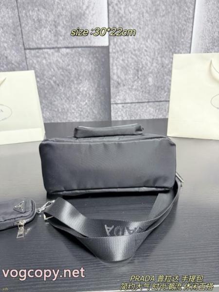 バッグPRADA驚きの破格値本物保証 今季は色を使った注目新品 関税送料込ブランド 偽物 1