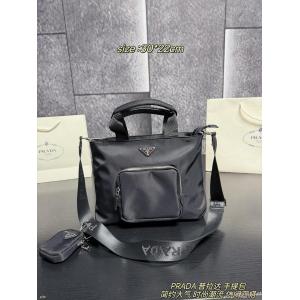 バッグPRADA驚きの破格値本物保証 今季は色を使った注目新品 関税送料込ブランド 偽物