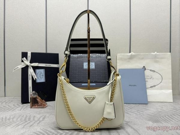 バッグ圧倒的な存在感 世界に一つだけ! 抜群の人気を集め偽 ブランドPRADA. 0