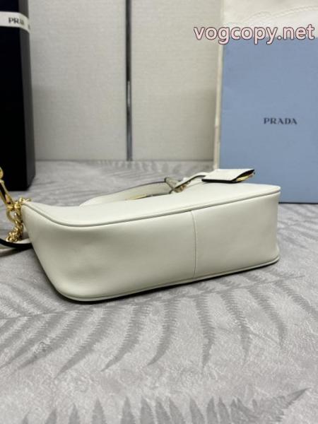 バッグ圧倒的な存在感 世界に一つだけ! 抜群の人気を集め偽 ブランドPRADA. 5