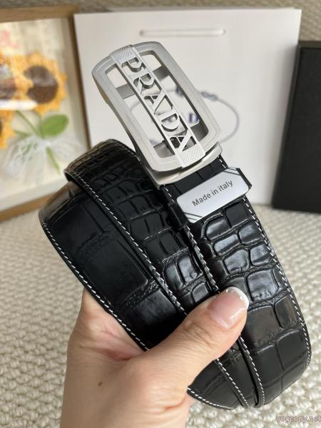 ベルトオシャレスタイルが今年流 海外セレブもお気に入り 個性的な素材感も魅力偽 ブランド 通販PRADA. 0
