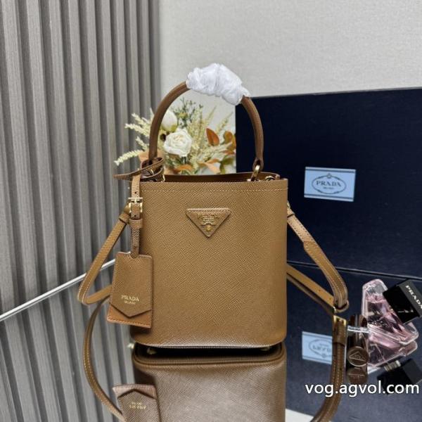 ブランド レプリカ圧倒的な高級感 高級素材を採用 ヒットする春夏コレクションプラダ .. 0