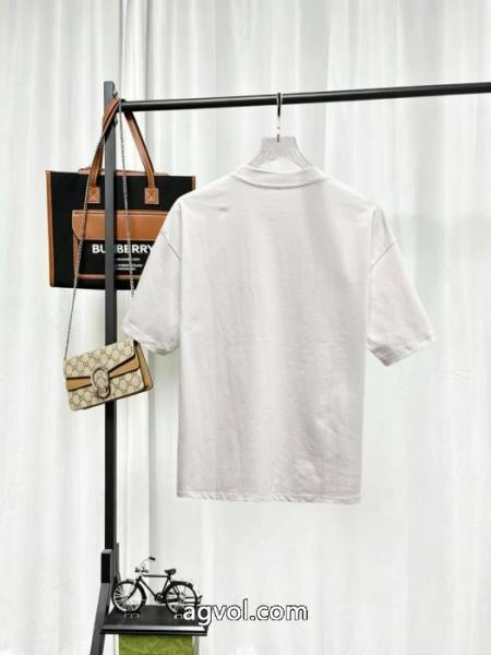 ブランド コピー s 級半袖TシャツPRADA高級感溢る 暖かな着心地 素敵デザイン未入荷ブランド 1