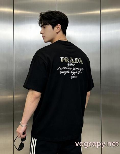 実用性 通年使えるアイテム 26SS関税込み半袖TシャツPRADA通販 ブランド 4