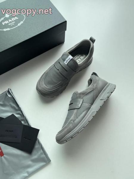 雑誌にも人気掲載アイテム 2026新作新品 2026年トレンドNO1ブランド フェイクスニーカーPRADA.. 2