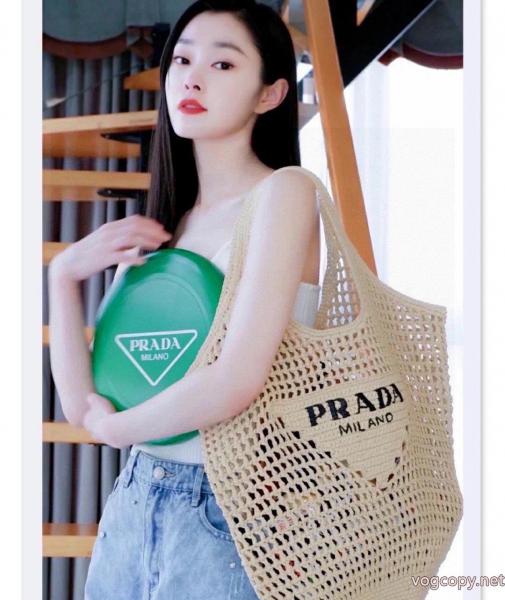 PRADAトップスからチラ見える安心 今人気の上品 手触りがいいコピー ブランド 通販 安心バッグ. 0