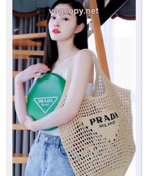 PRADAトップスからチラ見える安心 今人気の上品 手触りがいいコピー ブランド 通販 安心バッグ. 1
