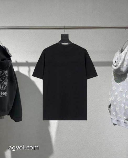 TOPセラー賞 今年らしい優秀アイテム 素敵なスタイルで夏の定番TシャツPRADAブランド コピー 激安. 2