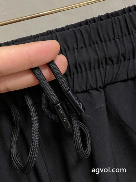 スラックスPRADA視線を集めて 新色続々登場 コレは買い!最安値コピー 商品 販売. 6