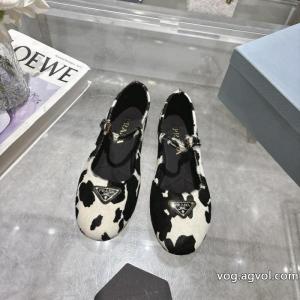 PRADAスニーカー注目する憧れブランドの新作 当店大人気 セレブも愛用偽物 ブランド 激安..
