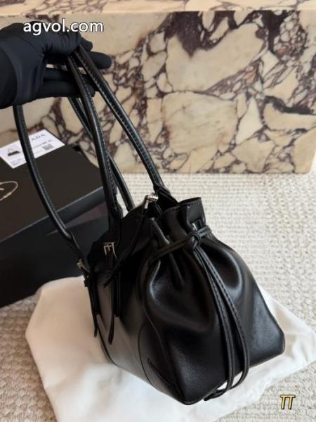 ブランド コピー 品バッグ爆発的な人気 使い勝手の良いトレンド 超カッコイイPRADA 2