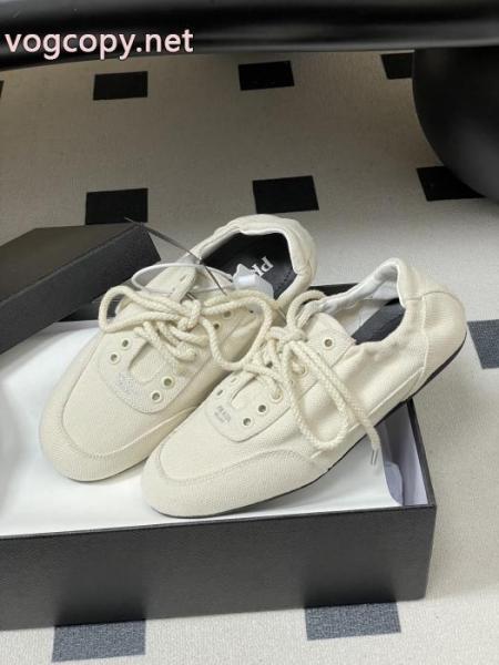 スーパー コピー ブランド人気 ランキング お買い得品 大人の雰囲気たっぷりスニーカーPRADA. 4