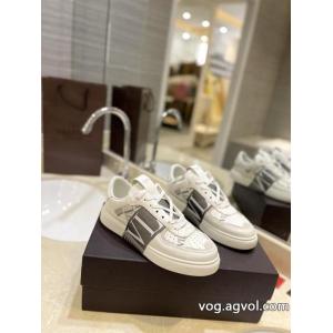 若々しい雰囲気 着まわしアクセント 多色使いが魅力のVALENTINOスニーカーコピー 商品 通販.