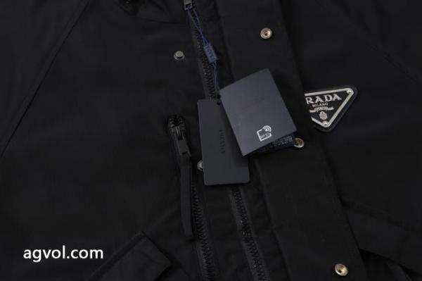 プラダPRADA 2025新作メタリック三角ロゴのペアルックキャップコート 1
